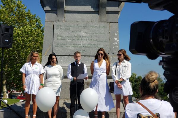 La famille, les amis et collègues de Philippe Monguillot se sont réunis pour lui rendre hommage à Mouguerre ce samedi 10 juillet, un an après son décès à la suite d'une agression. 