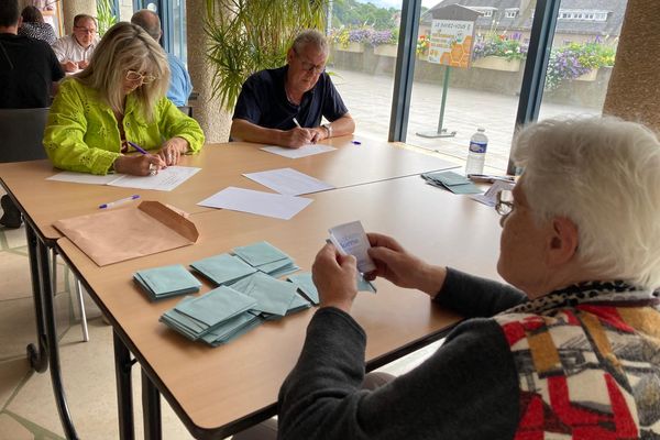 À Vire, dans le Calvados, le dépouillement a commencé.