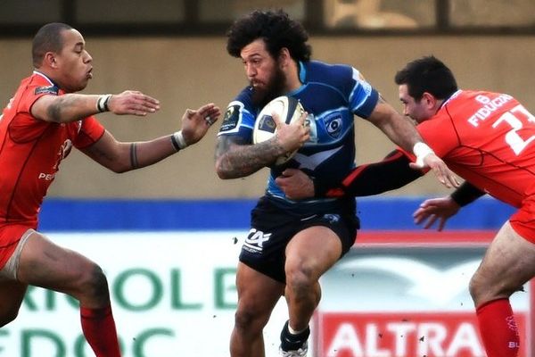 Le Montpelliérain Rene Ranger au duel avec les Toulousains Gael Fickou et Florian Fritz