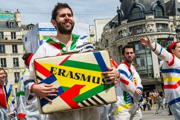 Des étudiants europeens suivant le programme ERASMUS lors d'une animation pour promouvoir les échanges universitaires lors de l'inauguration de la Fête de l'Europe sur le parvis de l'Hotel de Ville à Paris. 