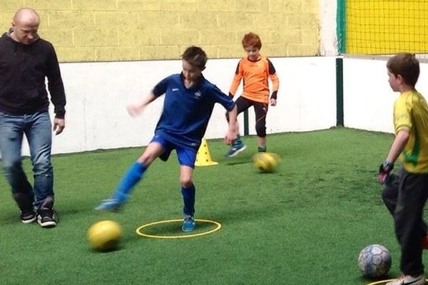 Florent Balmont vient entraîner tous les mardis des jeunes footballeurs en salle.