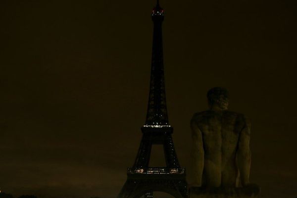 La tour Eiffel éteinte après l'attentat de Barcelone.