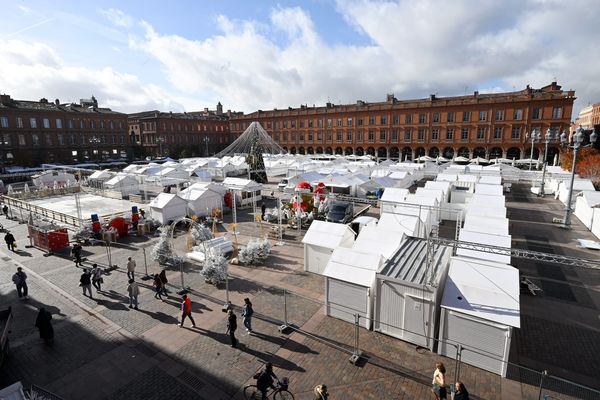 Avec l'installation du marché de Noël, les exposants du traditionnel marché de plein vent ont été repoussés de la place du Capitole. Faute de propositions d'emplacements suffisantes, ils promettent une opération escargot sur les routes de Toulouse.