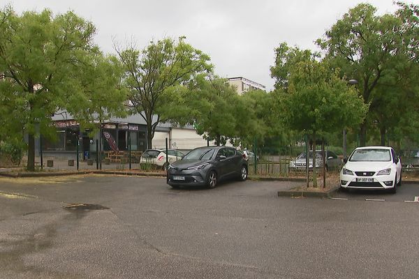 C'est sur ce parking résidentielle de Saint-Priest (Rhône) que la victime a été décapitée.