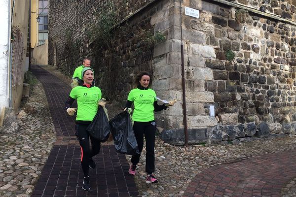 Le plogging est une activité sportive venue de Suède où l'on court tout en ramassant des déchets