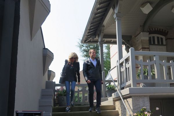 Emmanuel et Brigitte Macron devant leur villa du Touquet, le 26 août 2017.