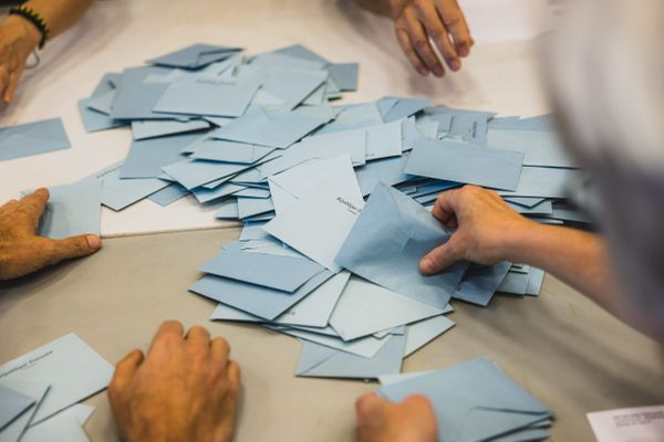 Le dépouillement des bureaux de vote de la salle polyvalente de Champaret à Bourgoin-Jallieu (Isère) le 7 juillet 2024 pour le second tour des élections législatives anticipées.