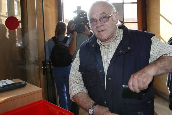 Henri Leclaire arrive au palais de Justice de Metz, le 5 août 2014, pour témoigner au procès de Francis Heaulme, accusé du double meurtre de Montigny-lès-Metz.