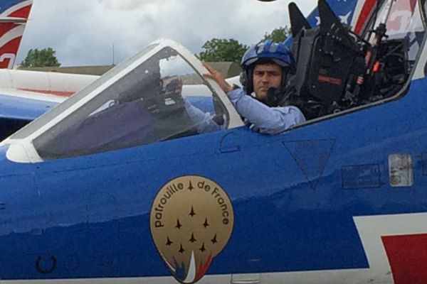 Originaire de Chenôve, le commandant Christophe Dubois, leader de la patrouille de France retrouve avec émotion l'ancienne BA 102.