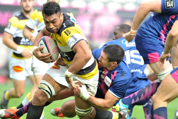 Victor Vito en plein rush pendant le match de La Rochelle contre le Stade Français le 2 octobre 2016