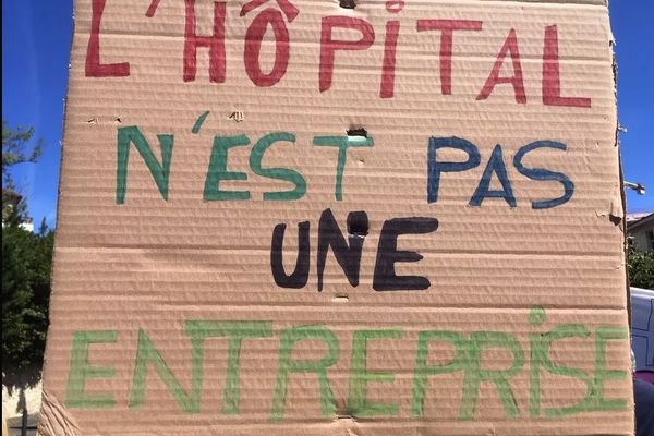 Depuis le début du Coronavirus, l'hôpital de Périgueux, à la peine, a entamé plusieurs mouvements de grève pour demander à travailler dans des conditions décentes