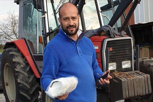 Cédric Hastoy avec les masques qu'il a donnés à l'hôpital de Pau