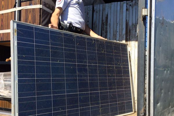 Cinq hommes ont été interpellés à Sète avec 1.000 panneaux photovoltaïques volés en Italie - 24 août 2016