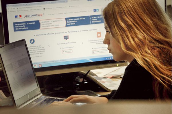 Une lycéenne devant son ordinateur prend connaissance de la plateforme d'admission Parcoursup, mardi 22 janvier 2019.