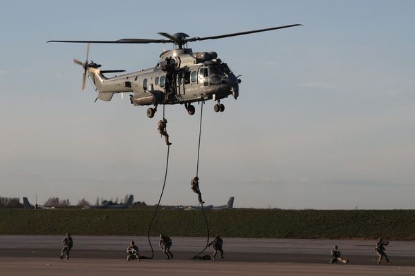 La mission d'entraînement avait lieu à bord d'un hélicoptère Caracal, ici photographié lors d'un autre exercice. 