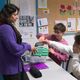 Les collégiens déposent leurs téléphones dès le début de la première heure de cours, et le récupèrent à la fin de la journée.