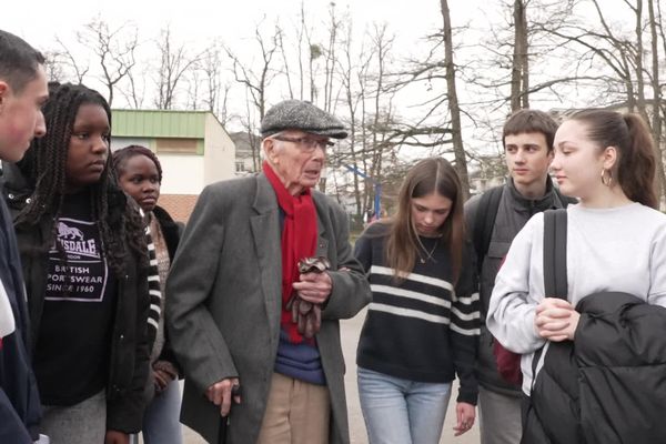 L'ancien résistant Henri Roqueplo, 97 ans, a raconté son histoire à des élèves d'un collège de Chantilly (Oise) le 21 février 2024.