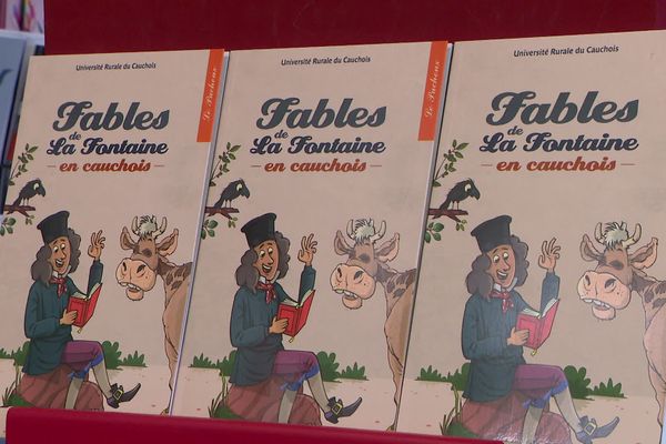 "Les Fables de la Fontaine en cauchois", exposées ici à La Buissonnière, librairie d'Yvetot (Seine-Maritime)