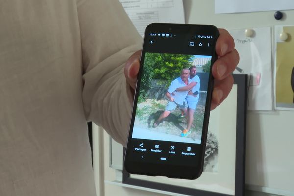 Alors qu'il tentait d'empêcher un groupe de gens du voyage de s'installer sur le terrain de football municipal, le maire de L'Houmeau, Jean-Luc Aglay, a été pris a parti et violenté. L'agression a été filmée.