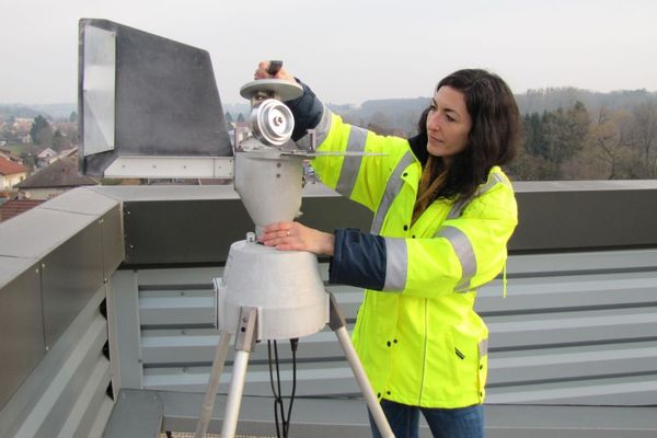 Elise Darlay, analyste pollens pour ATMO Bourgogne-Franche-Comté, manipule un des cinq capteurs installés dans la région