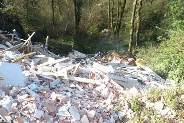 Des déchets déversés illégalement sur la commune de Caharet menacent de polluer la rivière la Lène