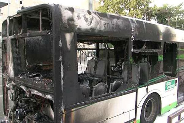 Ce qu'il reste du bus ravagé par les flammes à Avignon.