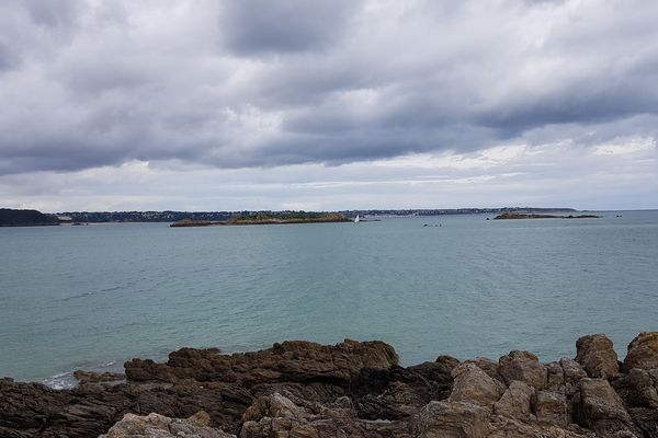 Ciel gris sur Saint-Jacut-de-La-Mer