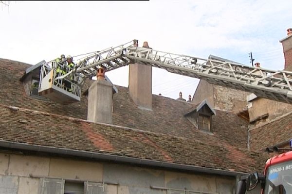 Les pompiers ont inspecté les appartements voisins