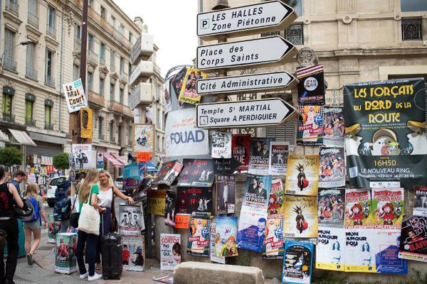 Chaque année les compagnies du "Off" redoublent d’ingéniosité pour se faire connaître du public 
( affiches de spectacle dans les rues d'Avignon lors de l'édition 2016)