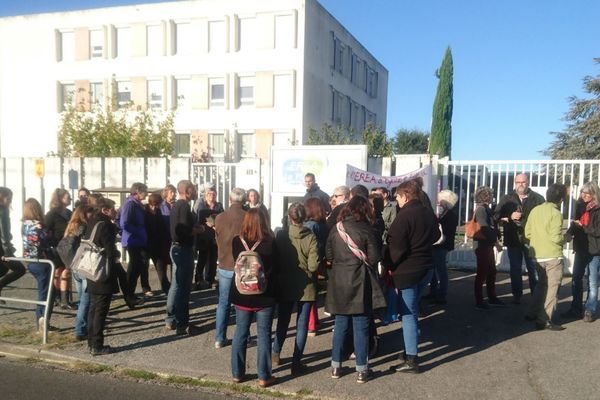 Mobilisation devant l'établissement spécialisé d'Eysines en Gironde. Les Accompagnants d'élèves en situation de handicap sont en grève depuis une semaine. 