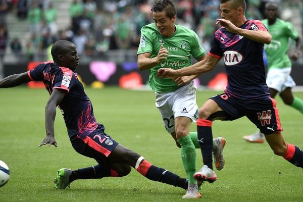 Le stéphanois Romain Hamouma dispute la balle aux bordelais Cedric Yambere et Frederic Guilbert en deuxième journée de Ligue 1 au Stade Geoffroy Guichard, le samedi 15 août 2015. 