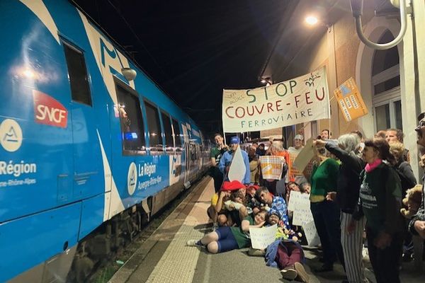 Une soirée pyjama fanfare sur les quais de la gare de Vienne pour réclamer plus de trains le soir.