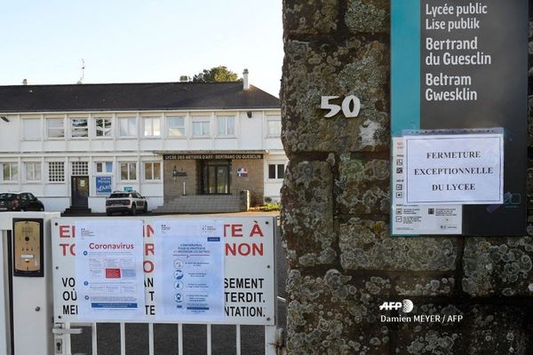 Le lycée public Bertrand du Guesclin est fermé pour deux semaines. 