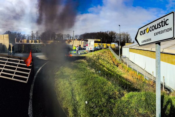 106 salariés sont en grève ce mardi, sur les 160 que compte l'usine Saint-Gobain Eurocoustic.