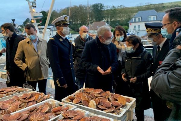 La ministre de la mer, Annick Girardin, ce 15 octobre à Port-en-Bessin pour parler pêche et Brexit.