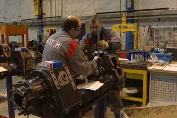 Les employés du service maintenance d'Alstom Le Creusot entretiennent un bogie, mercredi 14 décembre 2016.