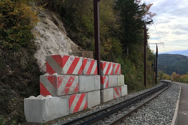 Un mur provisoire de renforcement est en place au Panoramique des Dômes. 