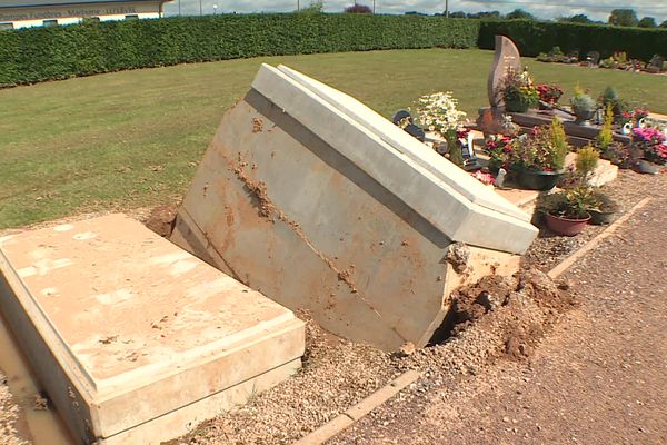 Un caveau vide, récemment installé dans le cimetière de Formerie, est sorti de terre par la puissance de l'eau.