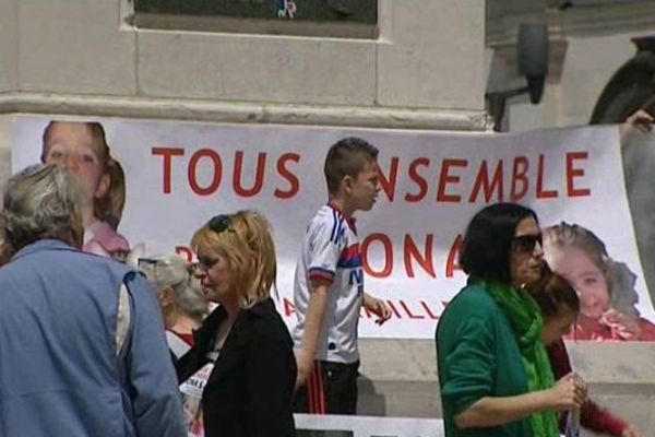 Une centaine de personnes se sont mobilisées le lundi 1er juin, à Clermont-Ferrand, trois semaines après la disparition de la petite fille, pour continuer à diffuser le portrait de Fiona et soutenir la famille.