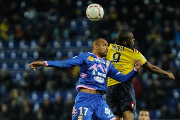 Sloan Privat aura fait un bon match sur le front de l'attaque sochalienne. L'attaquant, ici face à Aldo Angoula, a d'ailleurs ouvert la marque à la 17ème minute sur cette tête déviée par le défenseur d'ETG.