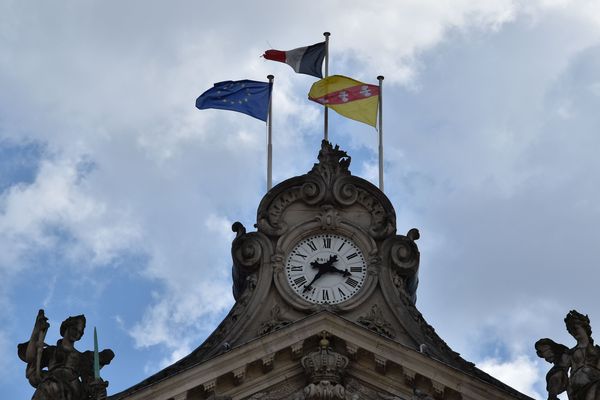 Le drapeau européen sur la façade de la mairie de Nancy.