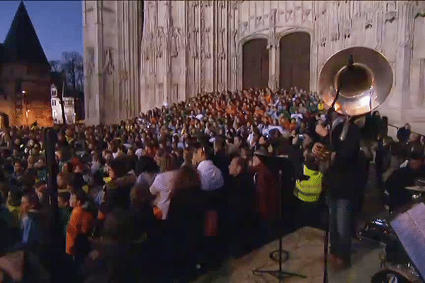 Un millier d'enfants chantent depuis le parvis de la cathédrale de Beauvais pour le Téléthon, le samedi 5 décembre 2015.