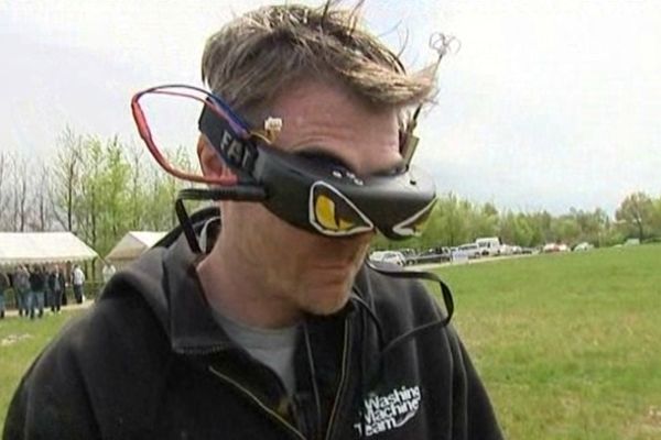 Le pilote de vol en immersion équipé de ses lunettes