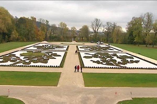 Le parterre Est du jardin d'Ancy-le-Franc (89)