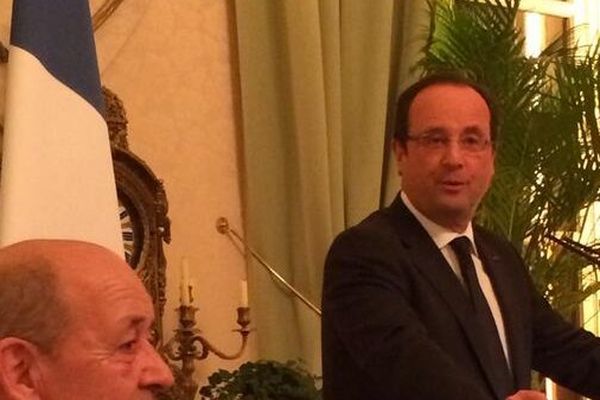 Hollande en visite surprise aux élus bretons