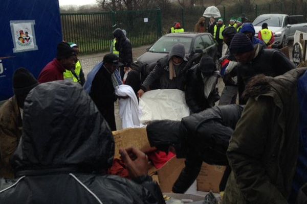 10 tonnes de dons ont été amenés par le Secours Populaire aux migrants de la Jungle, sous une pluie battante.