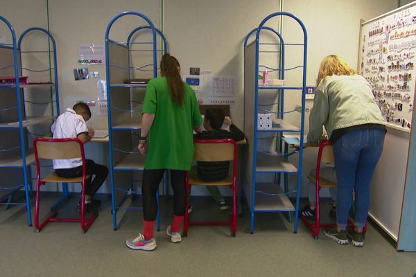 Les enfants disposent chacun de leur espace de travail à l'IME Flori de Biguglia.