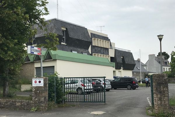 C'est à la gendarmerie de Landerneau qu'une femme a été placée en garde à vue à la suite d'une chute du peloton du Tour de France pendant la première étape dans le Finistère