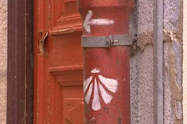 Une petite coquille blanche dès le départ du Puy-en-Velay en direction de Saint-Jacques-de-Compostelle. Voilà un exemple des marques destinées à détourner les pèlerins du droit Chemin. Un itinéraire bis qui ne présenterait pas qu'un intérêt historique.