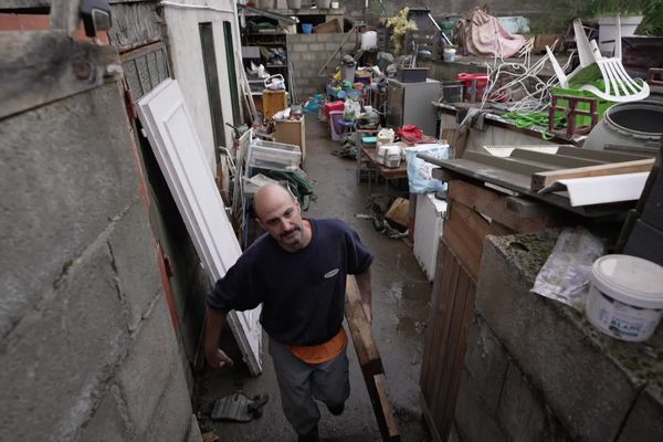 Après les pluies diluviennes du 17 octobre, Sébastien habitant de Rive-de-Gier dans la Loire, vide peu à peu sa maison qui a été envahi par les eaux du Gier pleines de boues.